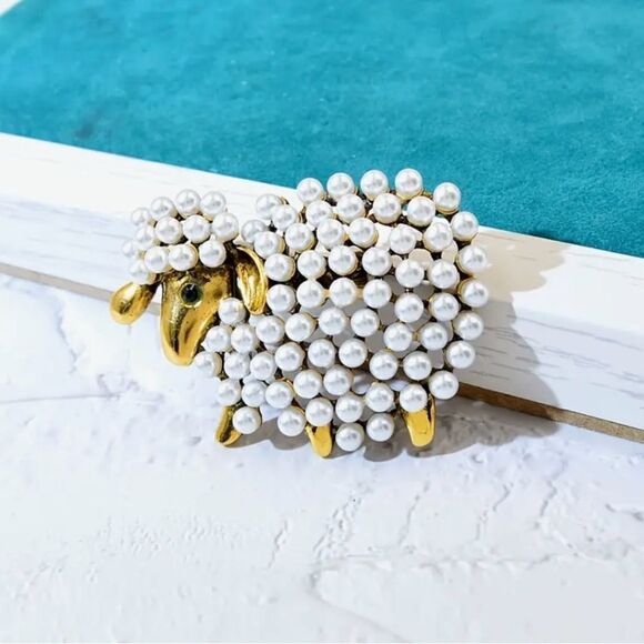 🐑 Betsey Johnson sweet pearl adorned sheep brooch 🐑 - Picture 7 of 7